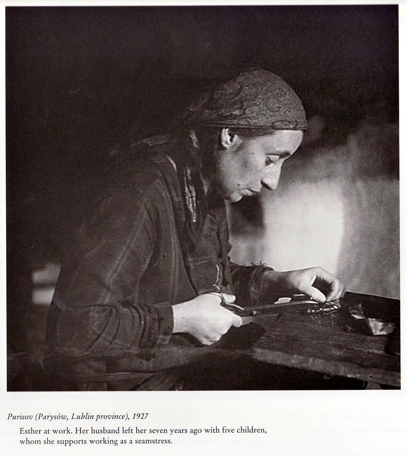 Эстер за работой. Семь лет назад муж ушел от нее и оставил ее с пятью детьми. Она работает портнихой. Парысув, 1927. 
