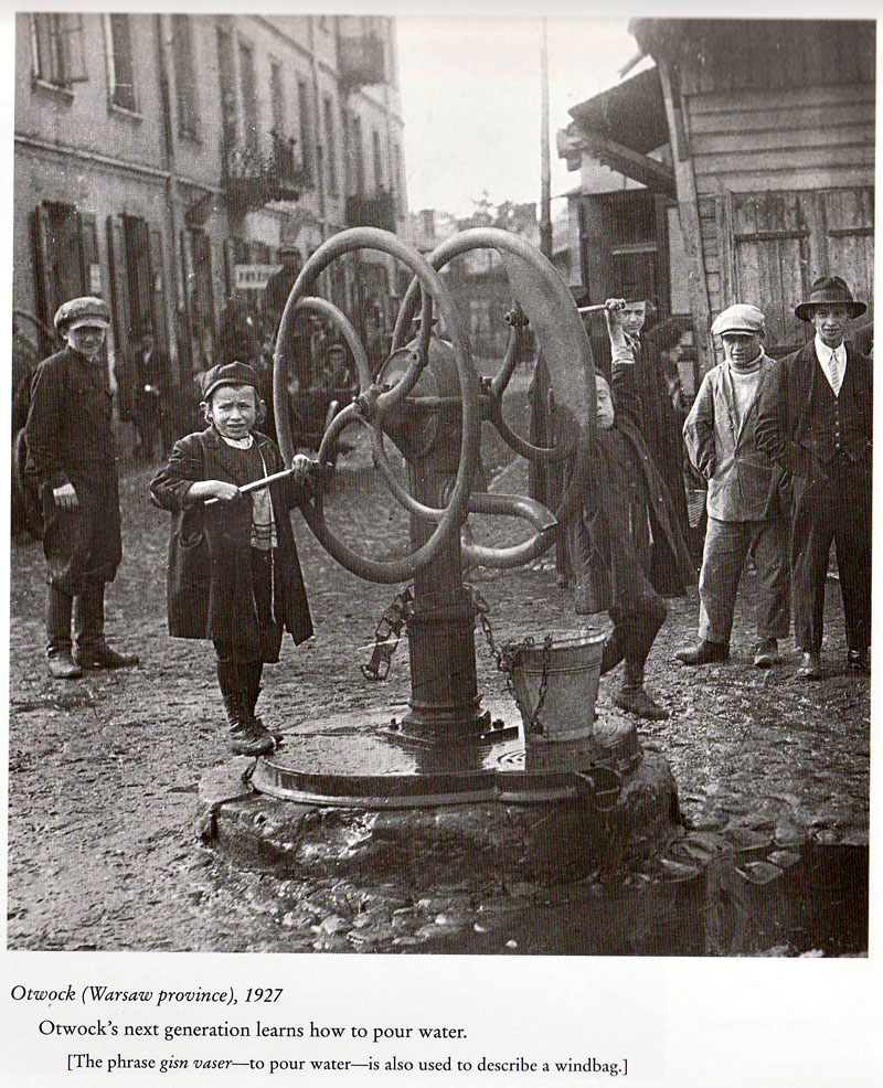 Новое поколение учиться "лить воду". Отвоцк, 1927. 