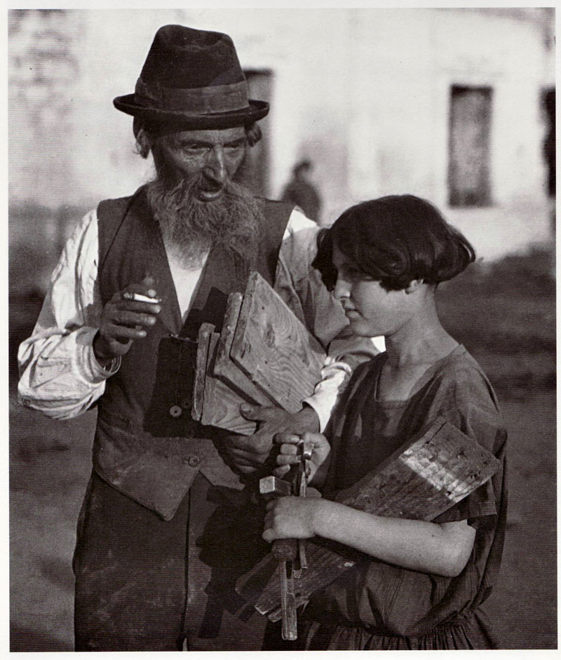 Плотник и его внучка. Чортков, 1925.
