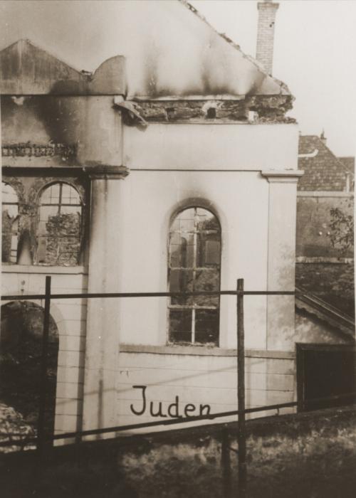Слово евреи было написано на наружной стене разрушенной синагоги в Buehl. Синагога была сожжена во время хрустальной ночи