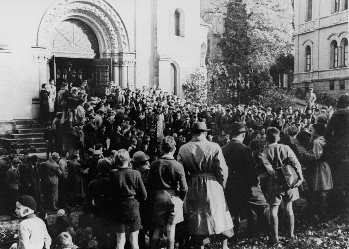 Сотни немцев собрались напротив синагоги смотреть, как евреи провожают в синагоге СС под стражи
