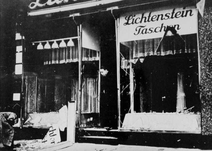 Человек обследований ущерб Лихтенштейн кожаных изделий магазин после хрустальной ночи