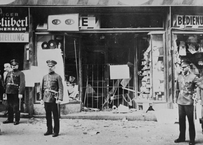 Австрийская полиция стоять на страже перед еврейской собственности бизнеса, что было разрушено.