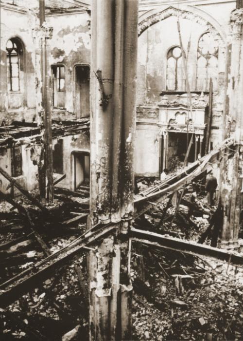 Вид разрушенного интерьер синагоги в городе Опава, после  хрустальной ночи
