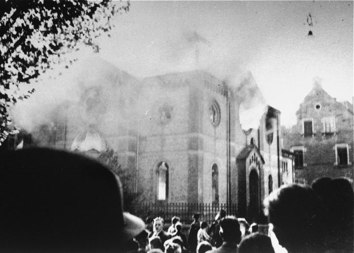 Жители считают сожжение Solitudestrasse синагоги в Людвигсбурге, что был подожжен во время  хрустальной ночи