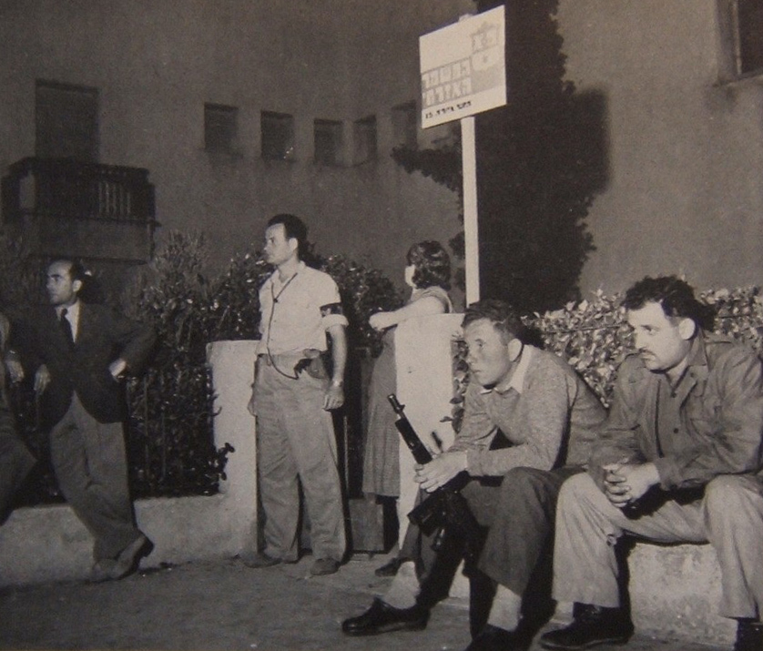 1948. Охранники перед зданием музея (бывший дом Меира Дизенгофа) Дизенгофа на бульваре Ротшильда в Тель-Авиве, где была зачитана Декларация Независимости