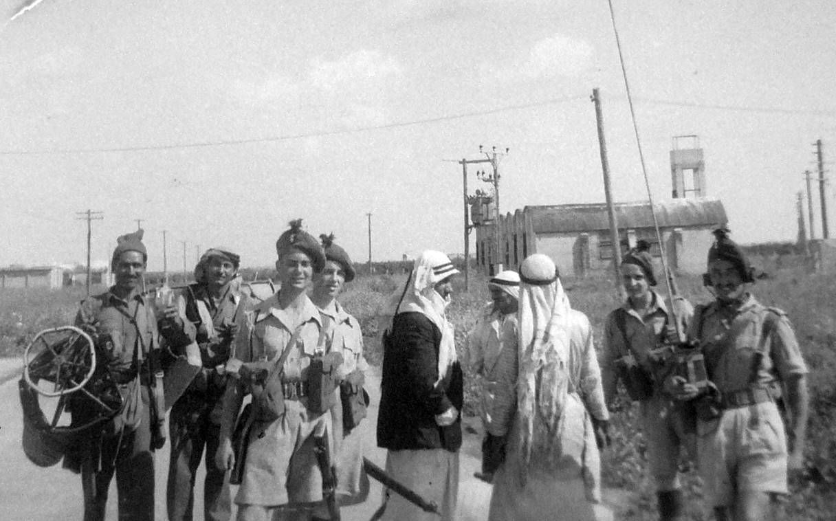 1948. Возле входа в лагерь Рош-ха-Аин
