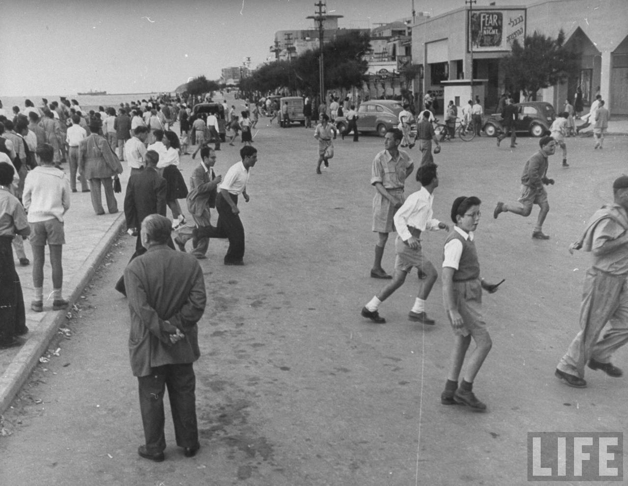 1948. Май. Люди убегают с набережной во время воздушного налета