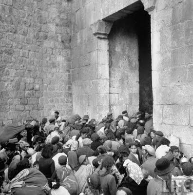   Бегство евреев из еврейского квартала через Сионские ворота во время войны 1948 года (Джон Филипс для Life Magazine)