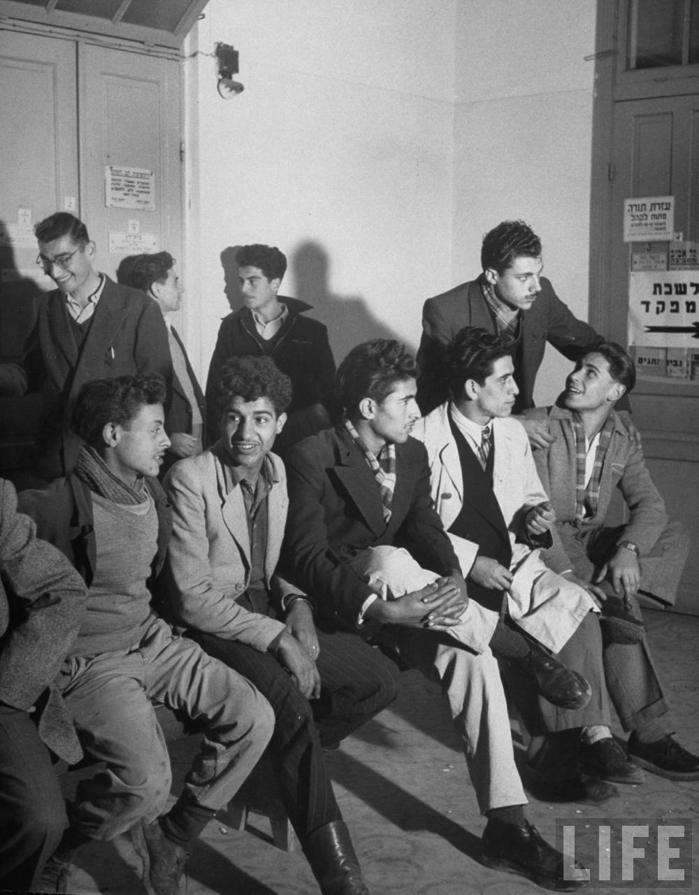 1948. Мальчики в Тель-Авиве на призывном пункте