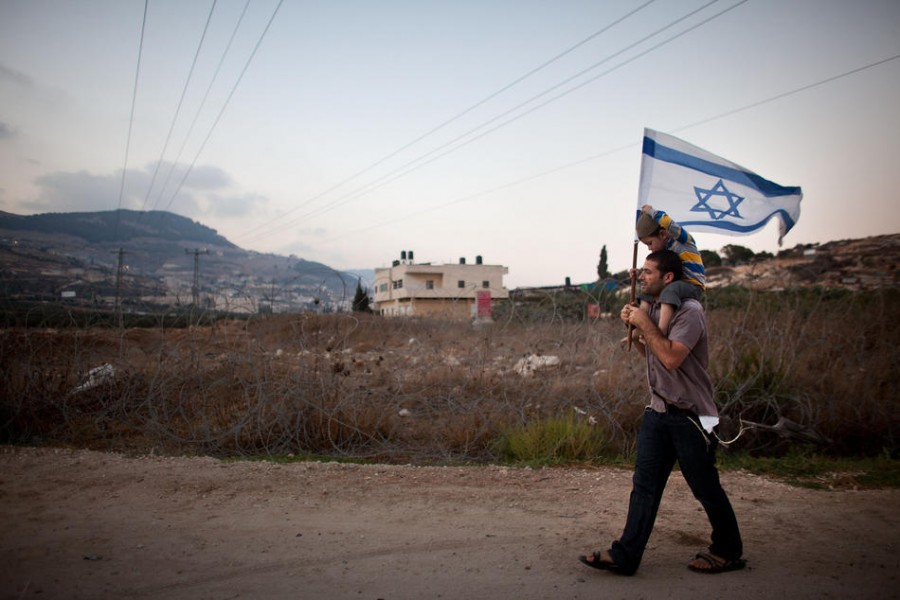 Израильтянин с сыном во время акции протеста против палестинской государственности