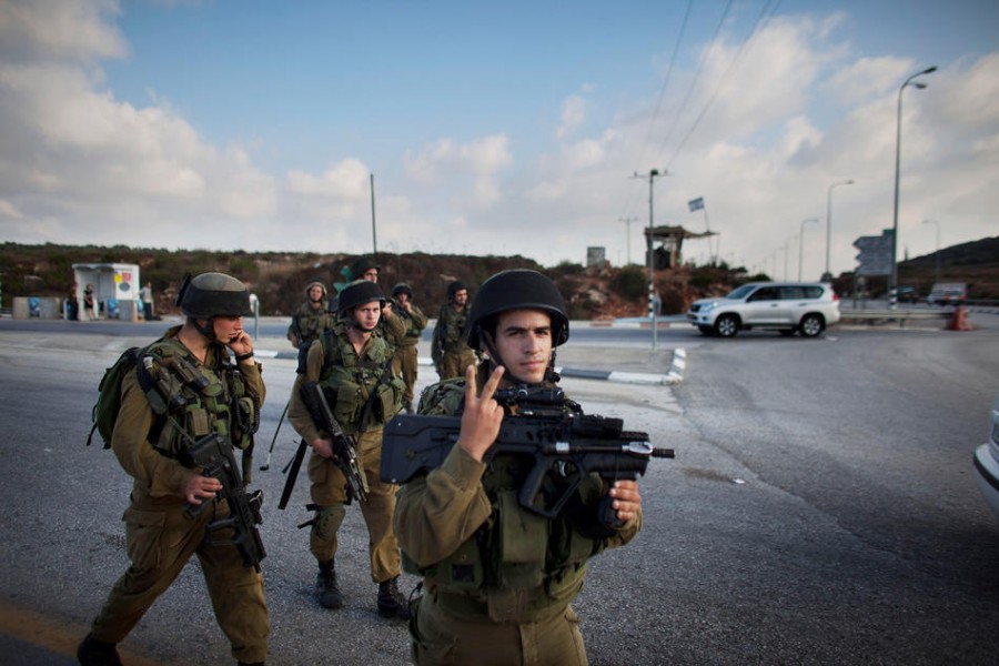 Израильские солдаты патрулируют развязку Тапуах к северу от палестинского города Наблус