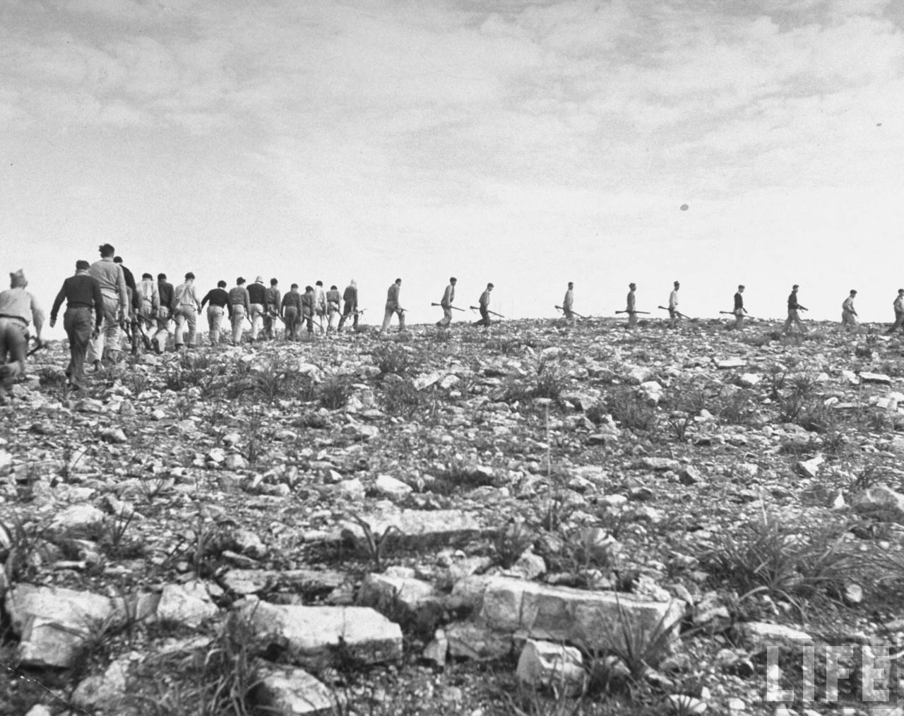 1948. Члены «Хаганы» маршируют к секретной тренировочной базе в горах