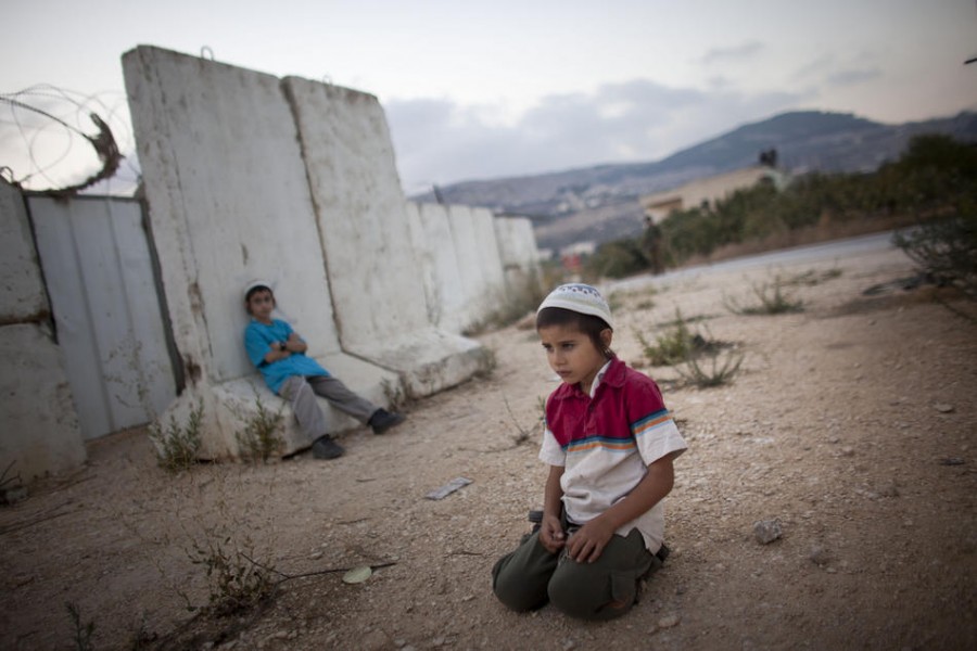 Дети неподалеку от поста израильской армии во время акции протеста против палестинской государственности
