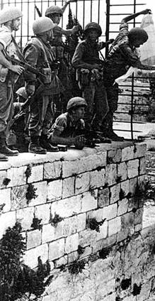 Израильские десантники у Стены Плача после захвата Старого города в ходе Шестидневной войны. Иерусалим. 10 июня 1967 года